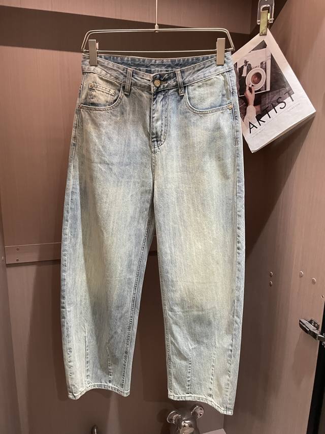 Miumiu 新品牛仔裤 好穿不挑身材，在搭配上没有太多的限制 随意简洁的衬托其他单品，来展现自己的风格姿态～ 对于它的实穿性不得不竖起一个大拇指了，版型／细节
