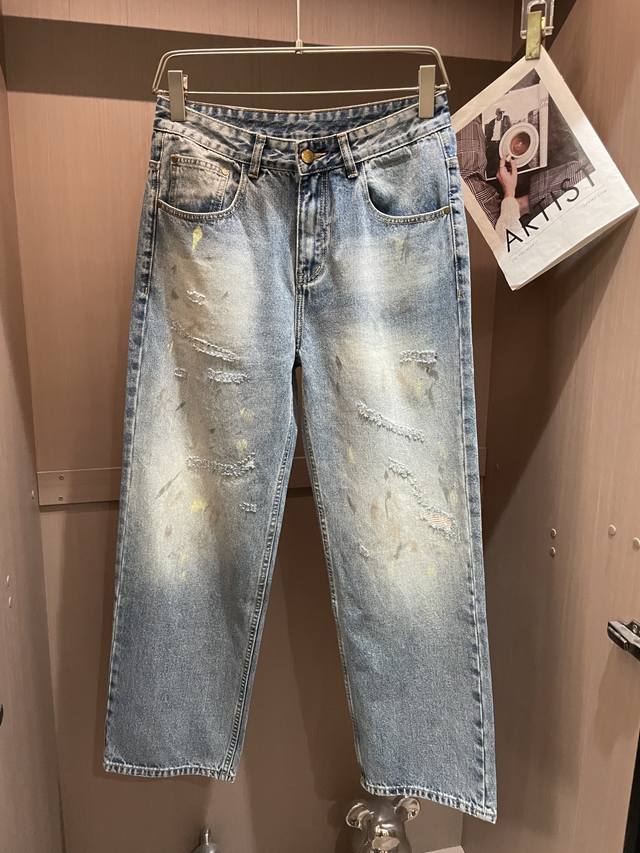 Loewe 新品牛仔裤 好穿不挑身材，在搭配上没有太多的限制 随意简洁的衬托其他单品，来展现自己的风格姿态～ 对于它的实穿性不得不竖起一个大拇指了，版型／细节设