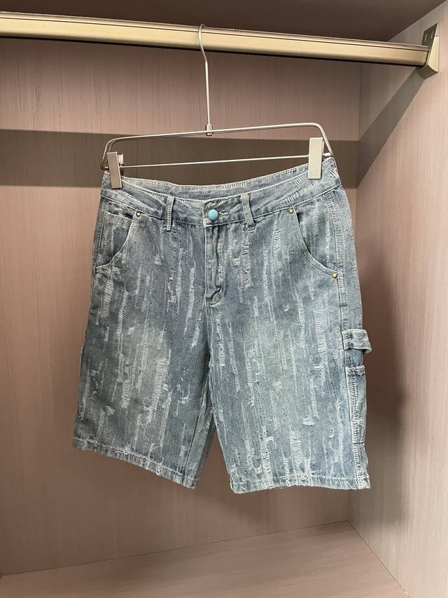 Lv 2025Ss夏季新款男士休闲牛仔短裤，高端版本！专柜定制面料 透气舒适度高，细节无可挑剔，品牌元素设计理念，体现高品质。手感细腻柔软！呈现休闲裁剪，上身版