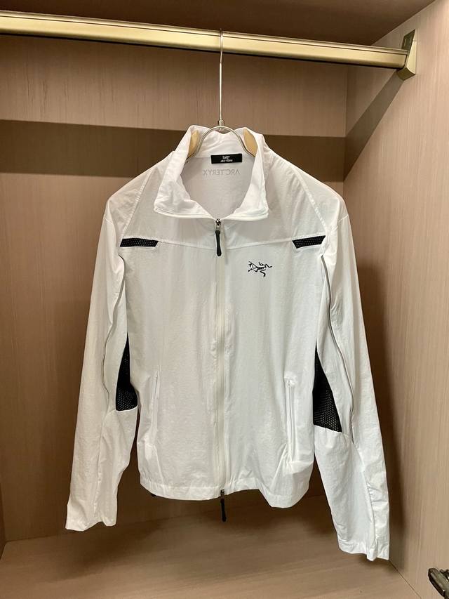 始祖鸟 25Ss新款防晒服 经典款轻薄外套，高端定制风衣，时尚休闲防晒，穿着性极高，百搭款！定制定纺的防晒面料具有良好的弹性和透气性，手感软糯舒适，款式简约而时