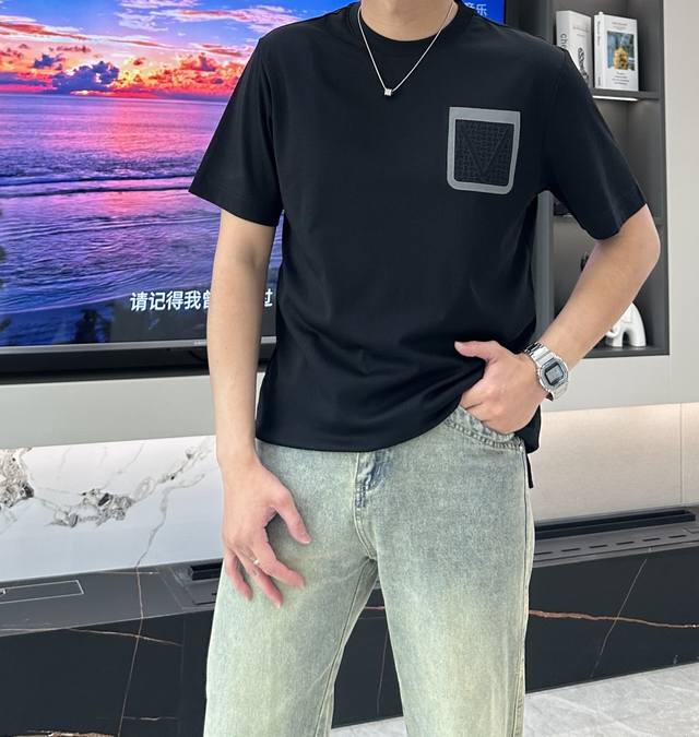 Bv 2025春夏新款男士短袖T恤，全新升级百搭基础款，低调奢华，品格之选！甄选进口丝光棉打造而成，吸湿性好，舒适透气，享受轻薄轻松自在的穿着体验，有着超强的垂