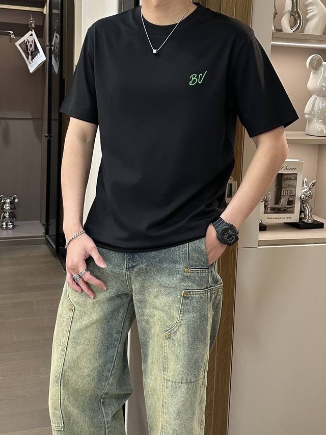 Bv家 2025 夏季最新款男士圆领短袖T桖，Bv经典品牌Logo刺绣设计，简约之中藏着奢华奥义，低调而醒目，彰显品牌独特格调！圆领设计贴合颈部线条，舒适自在。