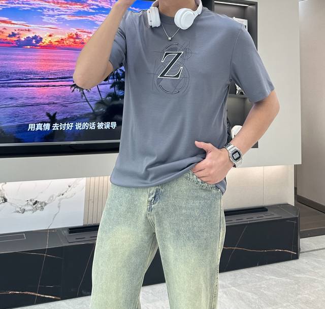 Z家 2025夏季新款 圆领短袖。在时尚的舞台上，细节往往决定格调。这款短袖以其无与伦比的刺绣工艺，成为了精致与奢华的代名词。经典的品牌标识打造的精美艺术图案，