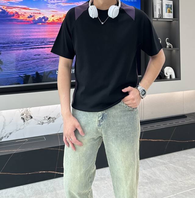 Lp2620官网最新款 男士圆领短袖T恤。官网最新配色！独特撞色肩饰，打破单调。后背品牌Logo设计，暗藏时尚态度，整体视觉效果简约而不失个性。追求品质生活，从