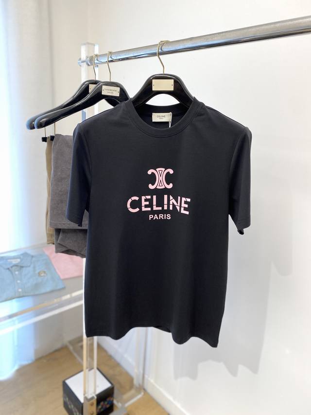Celine 赛琳、2025新品短袖T恤，帅气时尚，胸前顶级印胶图案字母Logo，简约百搭款。面料棉 不仅挺括，保持潮流的廓形，又穿着舒适，纱织更细腻，码数M-