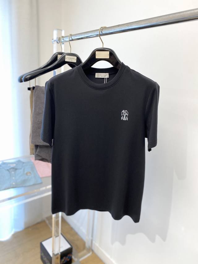 Brunello Cucinelli、2025最新款短袖T恤，帅气时尚，胸前顶级印胶图案Logo，简约百搭款。面料棉 不仅挺括，保持潮流的廓形，又穿着舒适，纱织