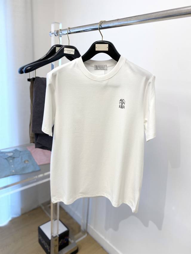 Brunello Cucinelli、2025最新款短袖T恤，帅气时尚，胸前顶级印胶图案Logo，简约百搭款。面料棉 不仅挺括，保持潮流的廓形，又穿着舒适，纱织