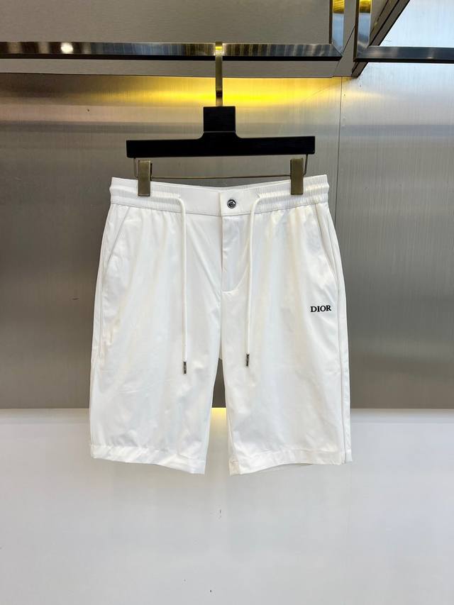 Dior、 25S春夏新款休闲短裤！春夏季必入的时尚运动短裤，适用于各种场合，出镜率非常高，喜欢的不要错过哦！此款精选高品质面料、布面纹理平整清晰，具有良好的吸