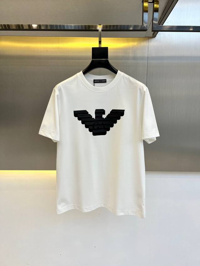 阿玛尼、2025春夏男士新款经典Logo圆领短袖T恤。进口纯棉面料， 冰感棉 面料手感丝滑柔软，透气亲肤性极佳，着身无比的舒适，整体质感相当之高！衣身胸前标志性