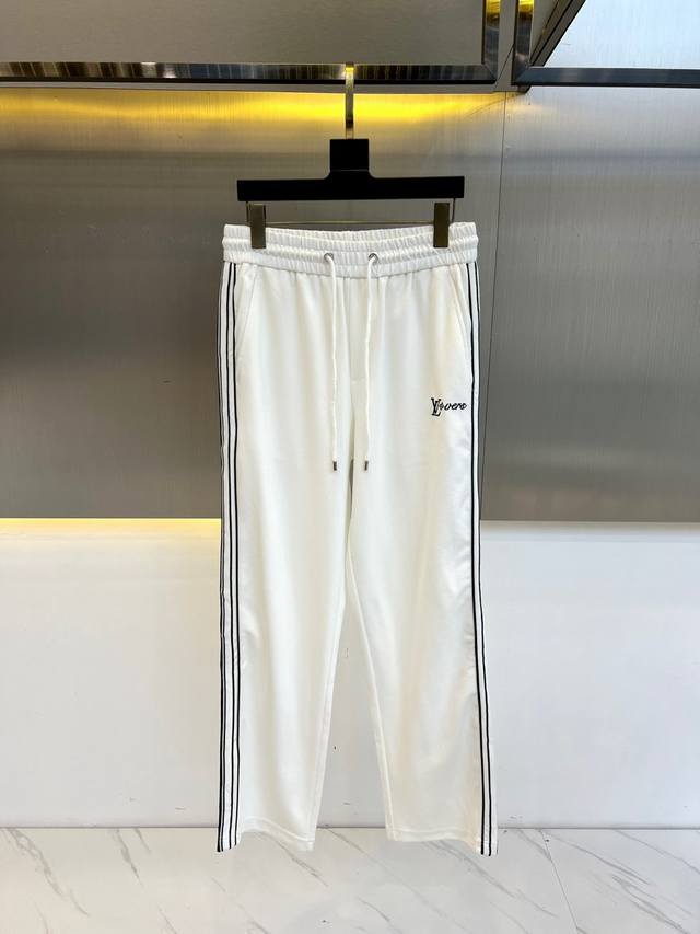Lv、25S春夏新品男士抽绳休闲刺绣运动卫裤，全新发布新款定制，细节一丝不苟，打造出了常青树的百看不腻以及舒适百搭。休闲运动裤作为随时随地男人都能穿搭的时尚单品