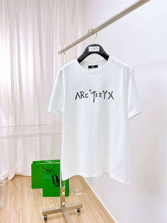 Arc# 2025春夏新款首发专柜最新款短袖圆领T恤 高端订制 设计前卫时尚！品牌Logo重工艺设计 高端定制180克面料.手感柔软.穿着舒适.专柜级别精致车线