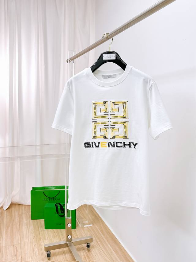Giv# 2025春夏新款首发专柜最新款短袖圆领T恤 高端订制 设计前卫时尚！品牌Logo重工艺设计 高端定制180克面料.手感柔软.穿着舒适.专柜级别精致车线
