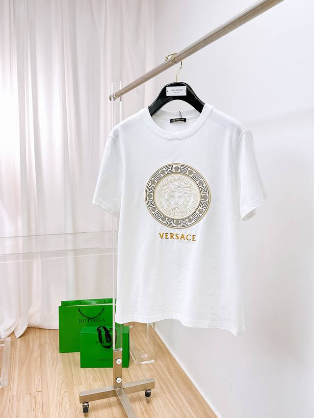 Ver# 2025春夏新款首发专柜最新款短袖圆领T恤 高端订制 设计前卫时尚！品牌Logo重工艺设计 高端定制180克面料.手感柔软.穿着舒适.专柜级别精致车线