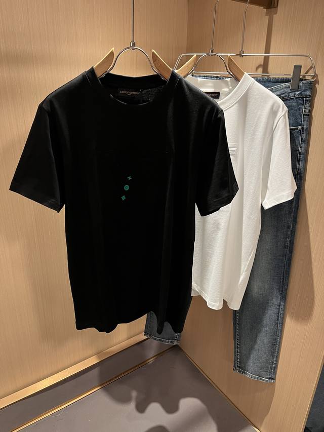 Louisvuitt*路易*登 2025春夏全新系列单品上线，非常时髦前卫的一款男女同款短袖T恤，标识Logo图案压胶修饰！区别于以往的不同，宣示品牌传承的设计