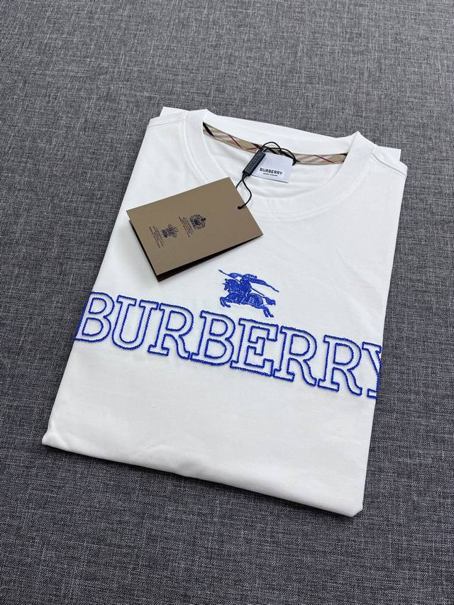 Burberry 巴宝莉2025新款男士圆领短袖，香港洋行货，重磅级臻品，专柜橱窗主打展现，官网已释图，高端限量系列，视觉方面相当提鲜，非常绝美时髦，诠释出全新