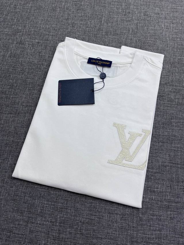 驴牌Lv男士春款圆领短袖，香港洋行渠道货，重磅高端臻品，高奢品鉴白金级单品，25年官柜新品，欧洲区域限量售卖款！视觉相当雅致时髦，辨识度颇为鲜明，复古且时髦，非