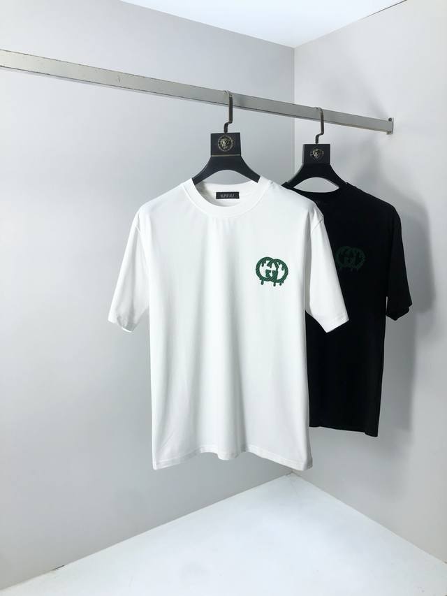 Gucci。穿200斤。宽松版 顶级货品2025春夏新款首发专柜最新款短袖圆领T恤 高端订制 设计前卫时尚！品牌Logo重工艺设计 高端定制天丝面料.手感柔软.