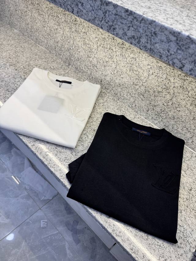 Ly 驴牌25 Sst新品春夏首发专柜 品相完美 最新款短袖圆领T恤高端订制 设计前卫时尚！品牌Logo重工艺设计高端定制长绒欧棉180克面料手感柔软.穿着舒适