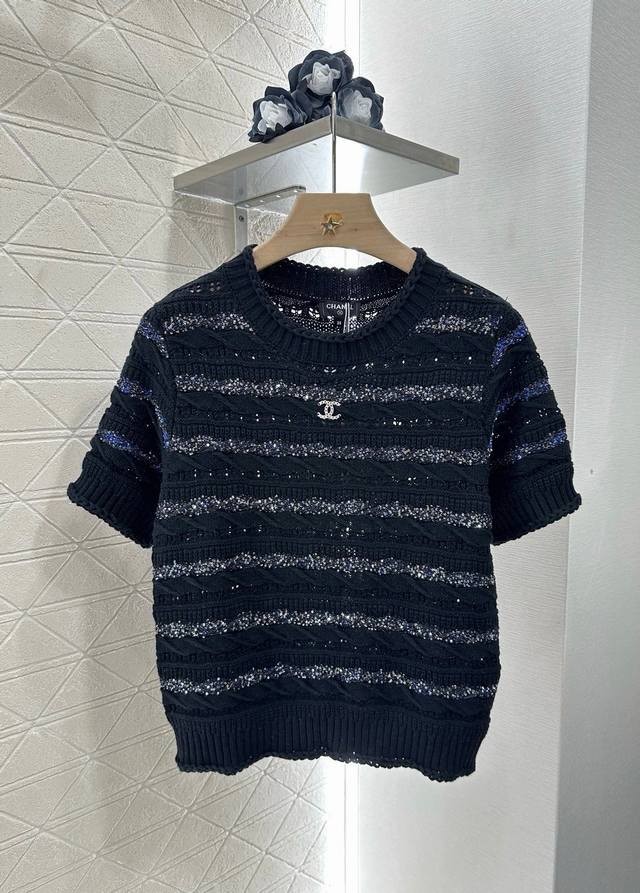 顶级原单配包装Chane*2025068新品上架 亮片条纹针织短袖 定制Yb羊毛纱线织造 柔软亲肤 舒适有型 圆领短袖套头版型 领口调节恰当露肤 美化头肩比例更