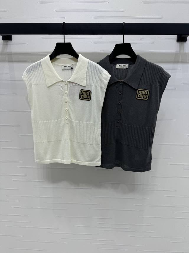 顶级原单配包装 Miumi*2025068春夏最新系列！翻领针织背心！定制进口纱线织造 质感舒适 亲肤细腻 针织翻领背心剪裁 配合半开襟纽扣调节设计 增添造型层