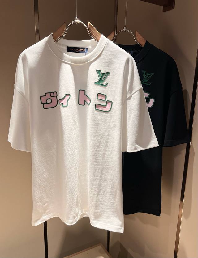 Louisvuitt*路易*登 2025春夏全新系列单品上线，非常时髦前卫的一款男女同款短袖T恤，标识Logo图案修饰！区别于以往的不同，宣示品牌传承多年的设计