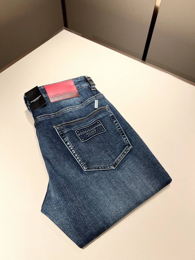 Dolce & 杜嘉*纳 2025春夏新品牛仔裤，水洗处理自然不易变形脱色、立体剪裁完美塑形面料质舒适柔软随意搭配、舒适代表它对时尚休闲的诠释是Dg一贯作风 细