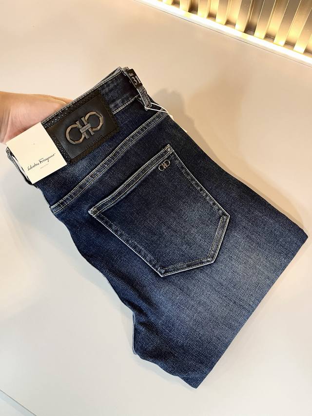 Ferraga*Mo菲拉*慕2025春夏新款男款休闲小直筒牛仔裤 原单品质，原单品质高端时尚休闲水洗牛仔裤，后腰皮革金属菲拉格慕Logo标识，原单代工厂P渠道出