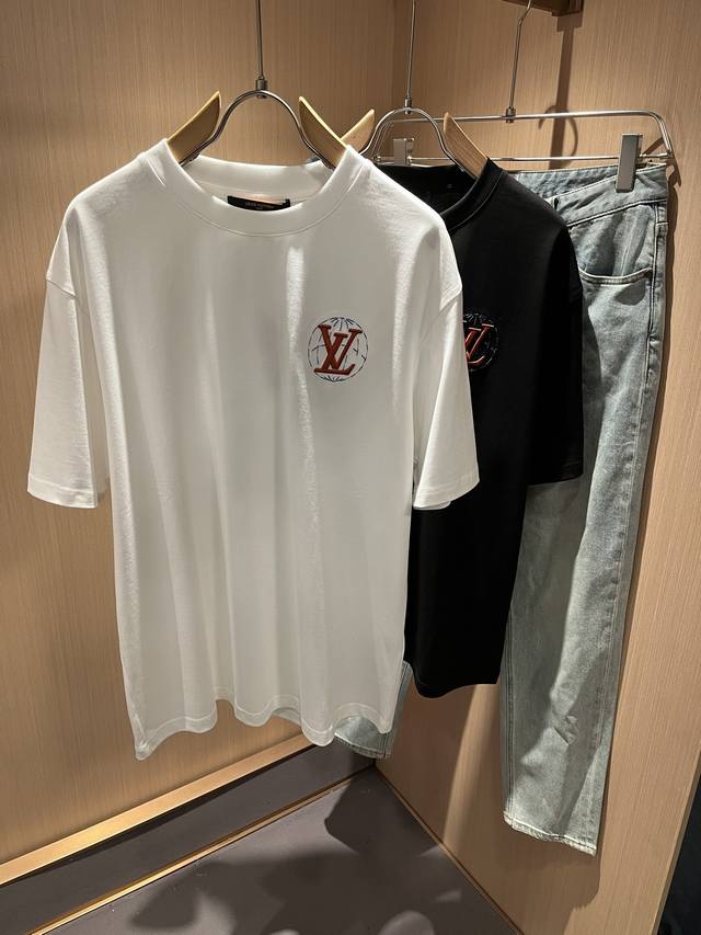 Louisvuitt*路易*登 2025春夏全新系列单品上线，非常时髦前卫的一款男女同款短袖T恤，标识Logo图案刺绣修饰！区别于以往的不同，宣示品牌传承多年的