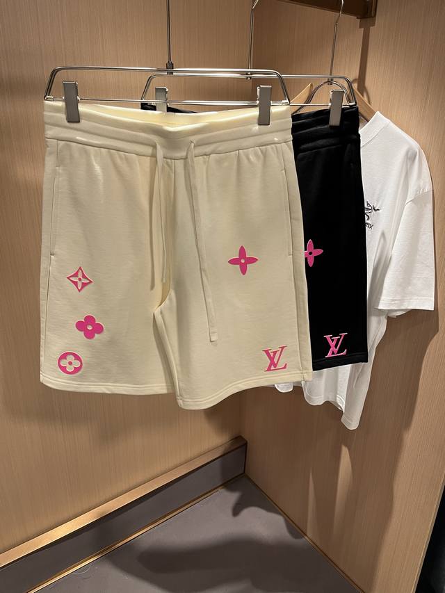 Louis Vuit*On路易*登 2025春夏男女同款Logo休闲短裤，2025新款男女同款休闲短裤上线了，又是一件让人眼前一亮的佳作！主题概念的路*威登，设