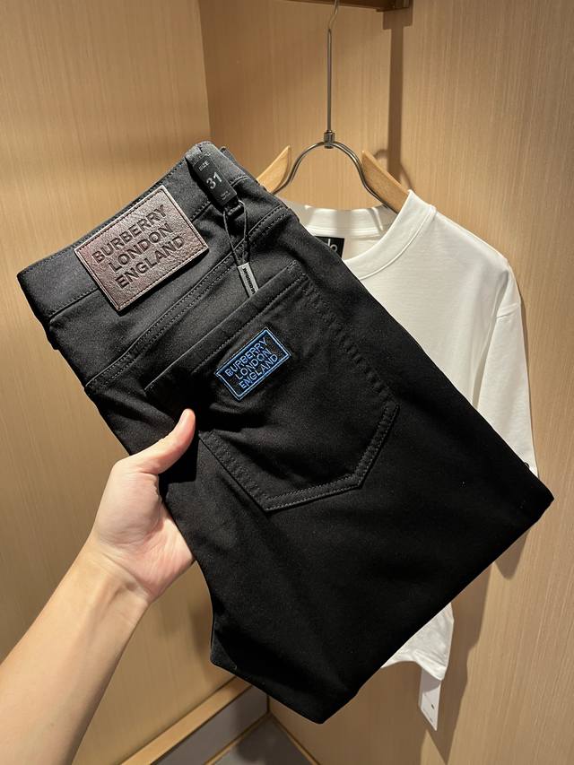 Burber*Y巴*莉 2025春夏新品男士高端休闲百搭牛仔裤！对于Bur粉丝来说，这样大气的经典设计足矣一眼种草，是今年Bur所有牛仔裤当中最帅的一个系列，我