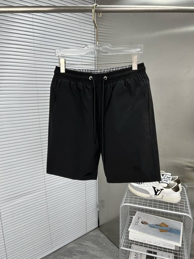 Burberry巴宝莉 2025春夏新款男士休闲短裤 双面穿 高级定制透气面料 透气微弹舒适度极高，细节无可挑剔，顶级辅料配备，原版五金设计理念，三标齐全，手感