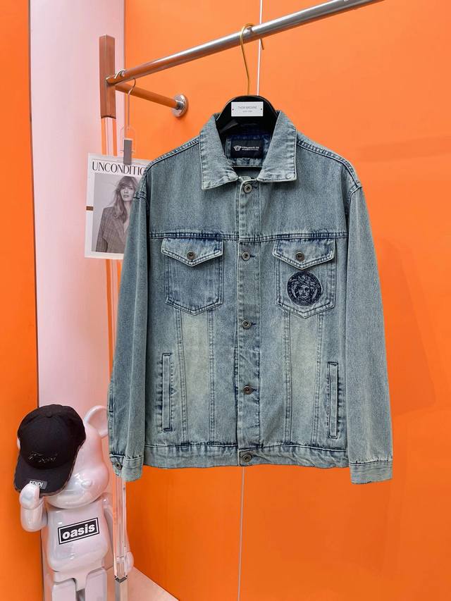 范思哲 2025春季新款夹克外套，秀场新品品相非常完美，双面穿舒适保暖，三标齐全色泽饱满诱人，非常出彩的设计，轻松将时髦感进阶，做工极为考究严谨，走线工整细致！