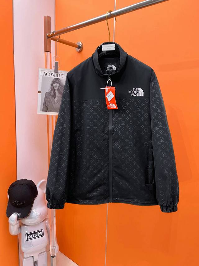 北面Lv联名款 2025春季新款夹克外套，秀场新品品相非常完美，双面穿舒适保暖，三标齐全色泽饱满诱人，非常出彩的设计，轻松将时髦感进阶，做工极为考究严谨，走线工
