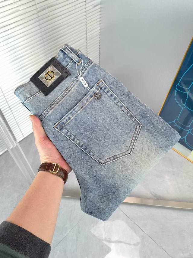 迪奥 2630春夏新品 专柜有售 实体店极品牛仔裤专柜原版1:1好货，适合各个年龄段。市场最高版本的欧洲进口面料。舒适柔软亲肤，上身效果超级棒时尚百搭，笔挺有型