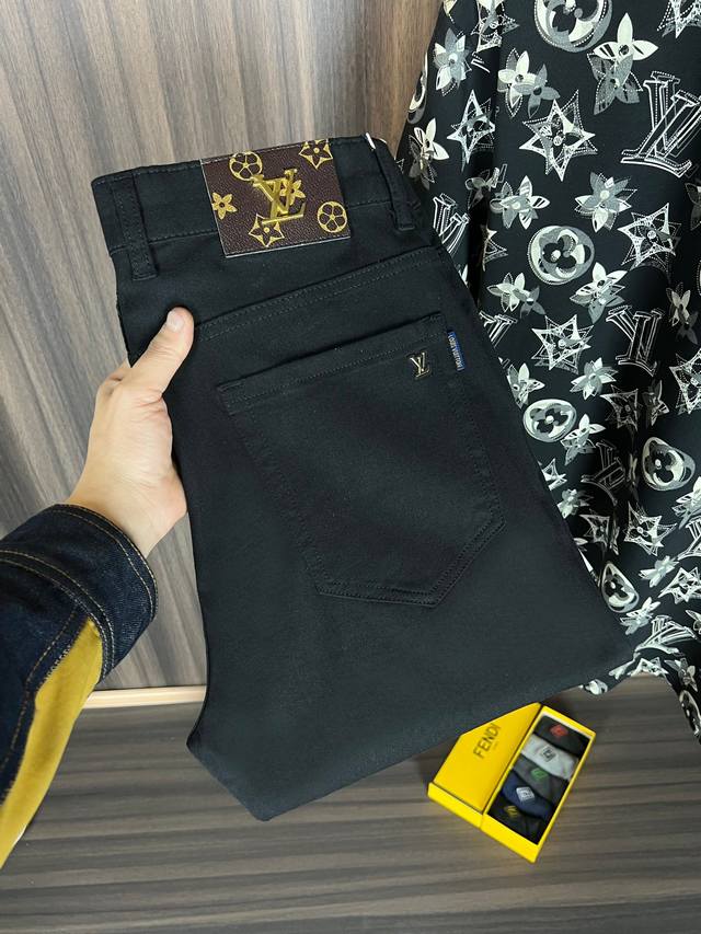 Lv 新款来袭2630新春爆款新品 专柜有售 实体店极品牛仔裤专柜原版1:1好货，适合各个年龄段。市场最高版本的欧洲进口面料。舒适柔软亲肤，上身效果超级棒时尚百