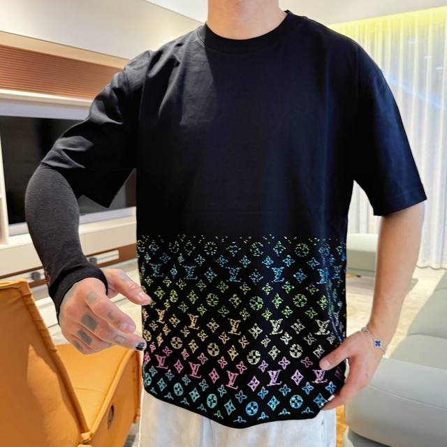 Lv* 顶级货品2025春夏新款首发专柜最新款短袖圆领T恤 高端订制 设计前卫时尚！品牌Logo重工艺设计 高端定制260克面料.手感柔软.穿着舒适.专柜级别精