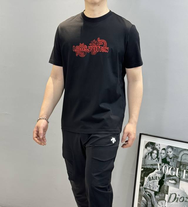 驴牌*25S新款圆领短袖T恤.双面重工刺绣品牌图案。品相与面料工艺都极为拔尖的一款短袖，且遇且珍惜.胸口尺寸恰到好处.将轻熟优雅干练的路线发挥到极致，亦庄亦谐！