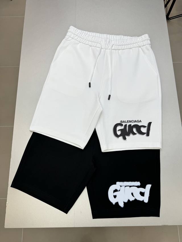 Gucc*古驰25S夏季男士运动休闲五分短裤.简单粗暴！腿部经典品牌字母图形烫画设计.减龄耐看！进口高级锦棉面料.上身柔软舒适，挺括有型.穿上非常惹眼哟！！！你