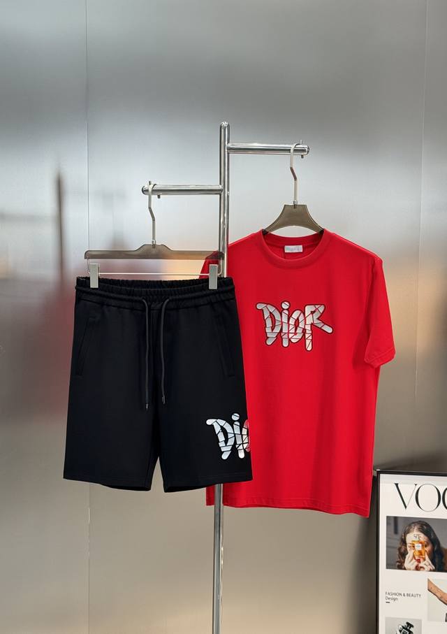 Dior迪奥25S夏季新款五分短裤！可配套T恤成套搭配.爆款推荐！侧身完美Dior字母爆裂感印花设计，完美的丰富大家的视觉感！时尚又好看！常规版型效果超赞！而且