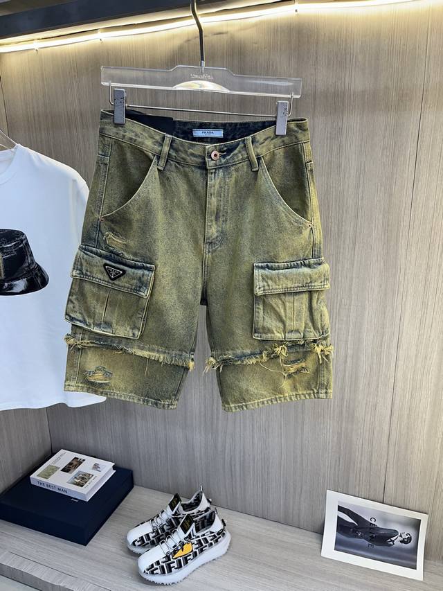 Prada普拉达 2025新品男士牛仔裤短裤 面料舒适弹性好。独家发售 时尚优雅 重工艺设计。采用原色酵母水洗工艺 精选进口重磅丹宁牛仔面料 配定制五金装饰 真