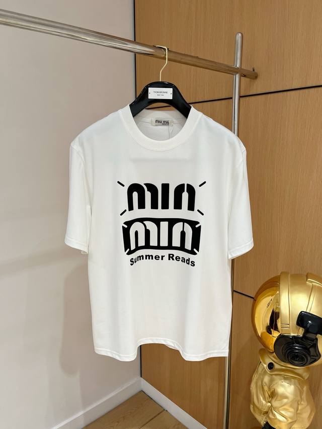 Miu Miu缪缪 2025Ss春夏最新款短袖T恤出货啦！！ 2025新款T恤 高版本专用面料 高克重 260G 纯棉面料 上身舒适不失挺阔 针脚刺绣工艺、数字