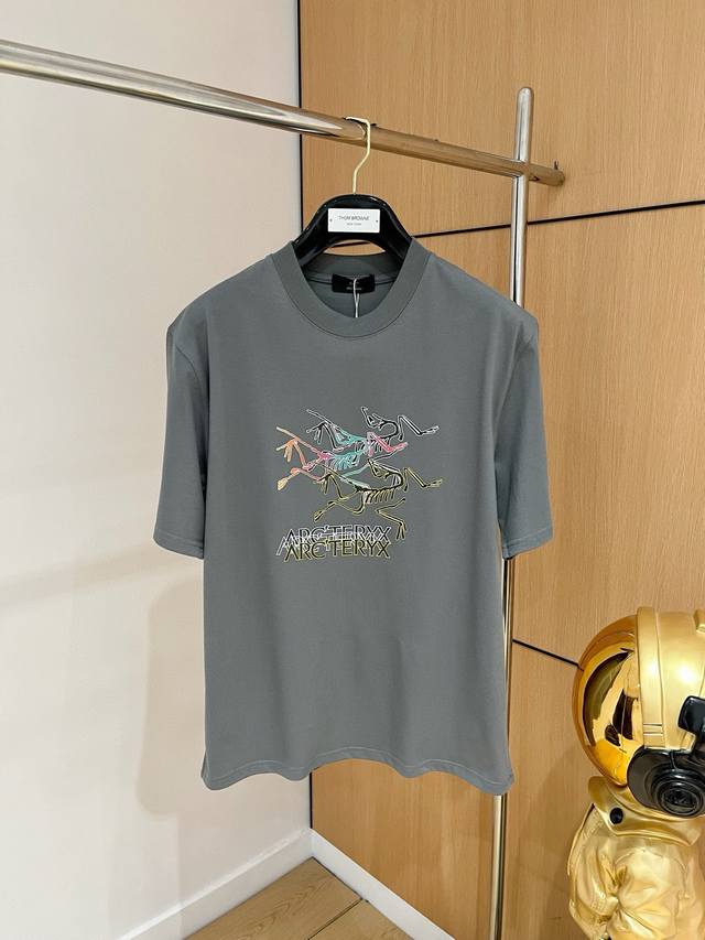 Arcteryx始祖鸟 2025Ss春夏最新款短袖T恤出货啦！！ 2025新款T恤 高版本专用面料 高克重 260G 纯棉面料 上身舒适不失挺阔 针脚刺绣工艺、
