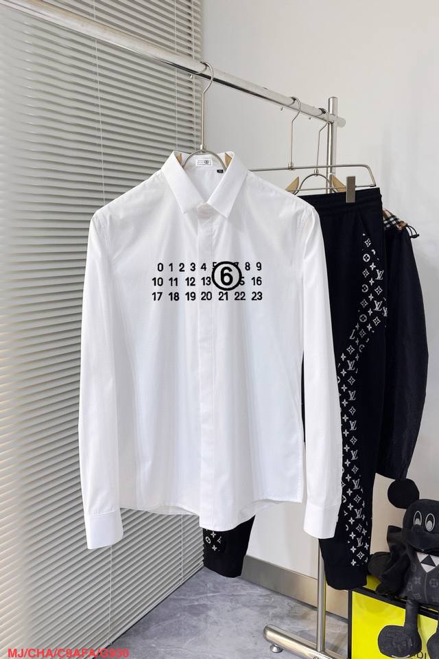 G930 Mj马吉拉 专柜同步有售，时尚休闲翻领长袖衬衫，进口原版科技面料，做工极为复杂，唯一可以做代购级别的渠道狠货，经典印花工艺字母Logo，档次极高，舒适