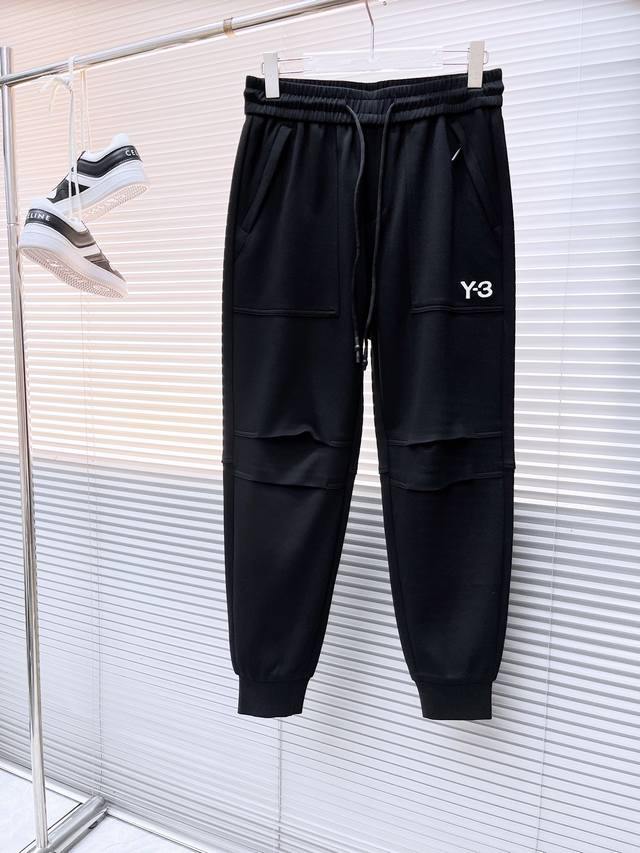 Y3 2025春季新款休闲裤！官网同步发售。品牌经典Logo休闲裤 ，定制面料，舒适度极好，手触感强烈。辨识度极高，完美品相工艺。 尺码：M-3Xl