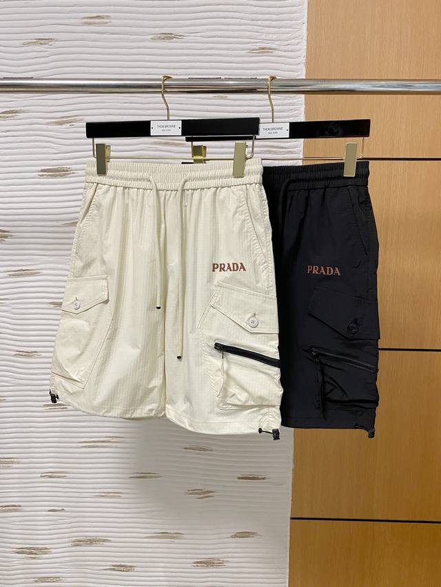 Prada 普拉达 2025夏季新款男士休闲短裤 高级定制夏季专用休闲裤透气面料 透气舒适度高，细节无可挑剔，品牌元素设计理念，体现高品质。手感细腻柔软！呈现休