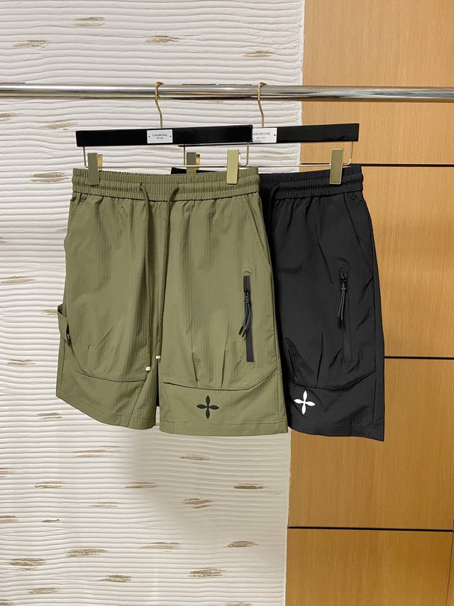 Lv 2025夏季新款男士休闲短裤 高级定制夏季专用休闲裤透气面料 透气舒适度高，细节无可挑剔，品牌元素设计理念，体现高品质。手感细腻柔软！呈现休闲裁剪，简单时