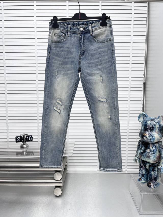 Versace* 25Ss新款牛仔裤，日常必备的完美之选，简单大气亦时尚有型，定制进口面料，重工洗水工艺，轻松迎合四季需要，流畅利落，原版辅料五金，上身舒适非常