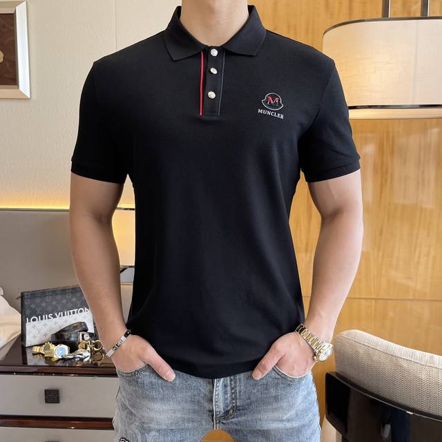 蒙口 2025Ss春夏新款Polo领短袖系列。定制顶级珠地棉面料！重工艺1:1设计，时尚大牌元素Logo点缀，上身版型超赞，面料细腻舒适透气，随意搭配都超级好看