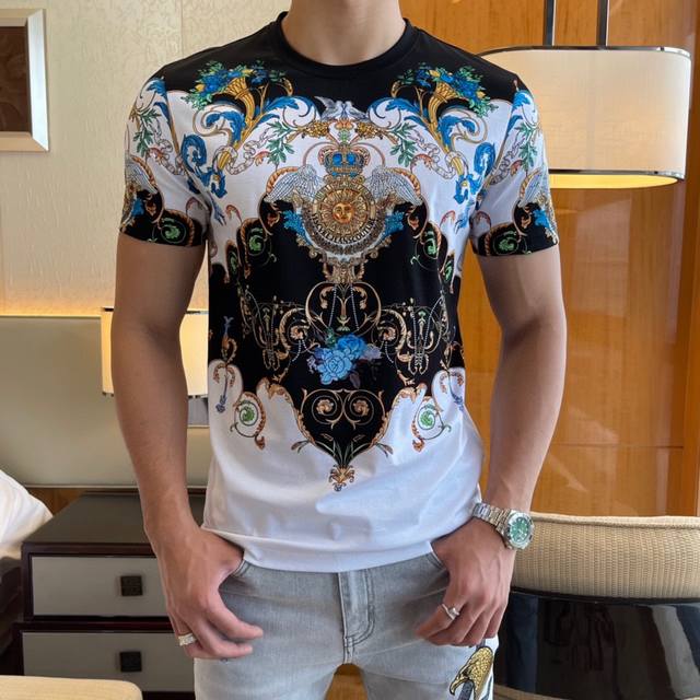 V思哲 2025Ss春夏时尚印花短袖T恤，原版1:1打造，独家定制-进口120支双丝光棉面料，专柜最新数码印花烫钻工艺，质感细腻柔软，贴身冰爽顺滑。吸湿排汗，简