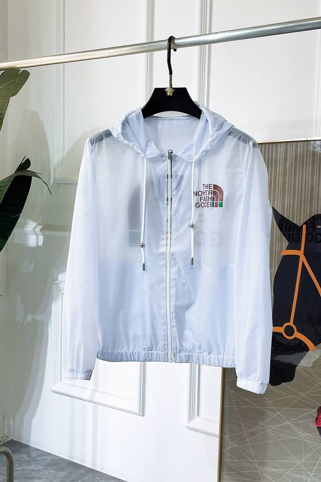 古奇 2025Ss蛇年贺岁款春装防晒衣，定制高品质聚酯纤维面料！顶级时尚大牌元素Logo设计，三标齐全！原版五金辅料，线条流畅，工艺精致，上身版型超赞，面料舒适